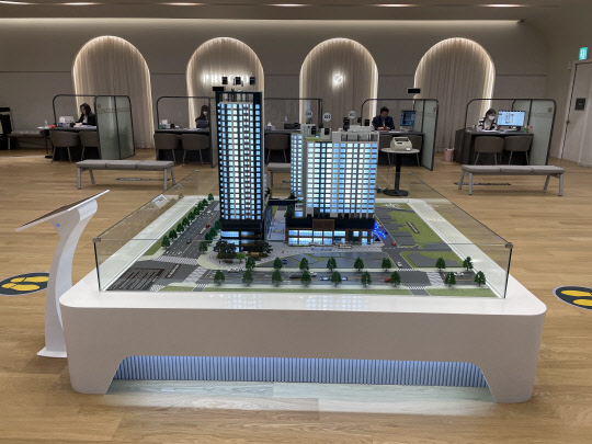 '신길 AK 푸르지오' 견본주택 내 배치된 조형물. 디지털타임스 DB